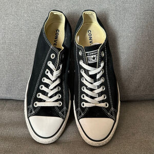 Converse Black and White Low Top Sneakers Size Mens 8.5 women’s 10.5